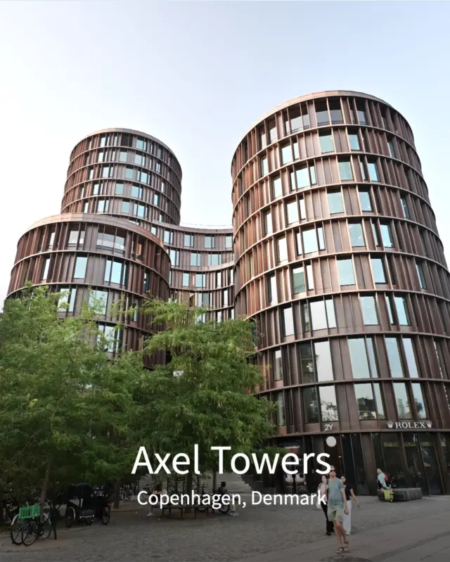 🇩🇰 アクスル・タワーズ｜Axel Towers（デンマーク・コペンハーゲン）

やわらかな円筒形が連なる、まちにひらかれた都市建築。

設計はLundgaard & Tranberg。ブロンズ色のファサードに光が射し込み、5棟のタワーがチボリ公園の向かいに優しく佇みます。

下層部は通り抜けできる広場となり、階段やテラスが街に溶け込むように配置。市民にひらかれた新たなランドマークです。

📍Axel Towers
設計：Lundgaard & Tranberg Architects
竣工：2018年
場所：デンマーク・コペンハーゲン

#アクスルタワーズ #北欧建築 #都市建築 #コペンハーゲン建築 #LundgaardTranberg #建築探訪 #現代建築 #海外建築