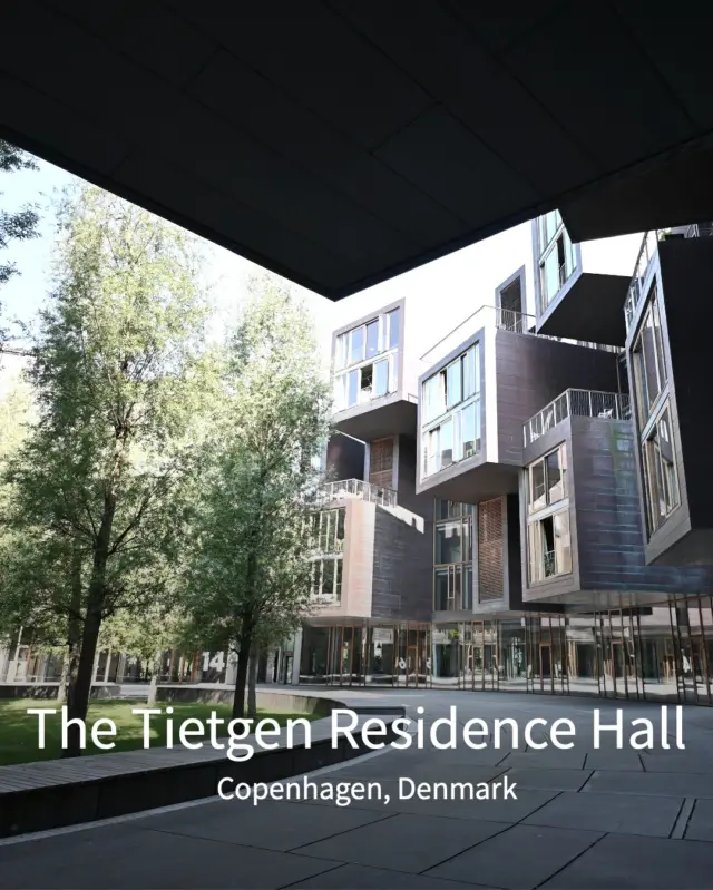 🇩🇰 The Tietgen Residence Hall

コペンハーゲン大学近くに建つこの学生寮は、輪のかたちが「平等」と「つながり」を象徴。個室が外側にランダムに張り出し、個性と全体の調和を両立させています。中庭は共用のリビングとして、学生同士の交流を育んでいます。

📍ティートゲン学生寮
設計：Lundgaard & Tranberg Architects
場所：デンマーク・コペンハーゲン
竣工：2005年

#ティートゲン学生寮 #デンマーク建築 #北欧建築 #コペンハーゲン建築 #学生寮建築 #ArchiTrip