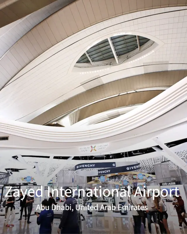 🇦🇪 ザイード国際空港｜Zayed International Airport

砂漠の地に浮かぶ、流線のランドマーク。

KPFが設計したアブダビの新ターミナルは、砂丘のような曲面屋根が特徴的。X字型の構成により動線が最適化され、年間4,500万人の乗客を迎える大空間が効率的に機能します。

イスラム建築に着想を得た「Sana Al Nour」などの造形も見どころ。環境配慮と文化性を兼ね備えた、未来の空港の象徴です。

📍ザイード国際空港（ターミナルA）
場所：アラブ首長国連邦・アブダビ
設計：コーン・ペダーセン・フォックス（KPF）
竣工：2024年