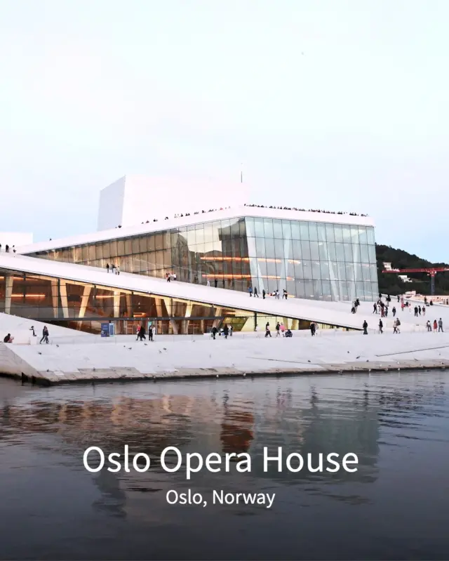 🇳🇴 オスロ・オペラハウス

街と海のあいだに、建築が風景になる。

ノルウェー・スノーヘッタが設計したオスロ・オペラハウスは、フィヨルドから浮かび上がるように立ち上がる大理石の建築。誰もが歩ける傾斜屋根は、水平に広がる開かれたモニュメントです。内部では、波のようなオーク材の壁が音響と美しさを両立。創造の“工場”として、舞台裏まで建築に込められた物語が息づいています。

📍 オスロ・オペラハウス
設計：スノーヘッタ
場所：ノルウェー・オスロ
竣工：2007年

#オスロオペラハウス #スノーヘッタ #北欧建築 #文化施設 #建築探訪 #歩ける屋根 #環境建築 #ArchiTrip